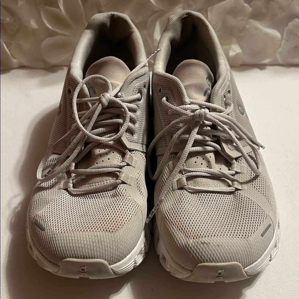 ON Women's Light Gray Sneakers